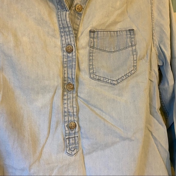 GAP Distressed Chambray Jean Shirt Sz XS - Picture 3 of 9